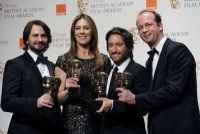 La directora Bigelow y productores celebran su BAFTA (Oscares británicos). El escándalo empezó cuando uno de los productores envió un e-mail solicitando apoyo cosa que está prohibida por la Academia